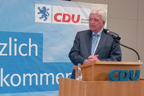 Volker Bouffier wirft der Koalition von SPD, Grünen und FDP im Bund beim Hinterländer Abend in Holzhausen mangelnde Orientierung vor.
