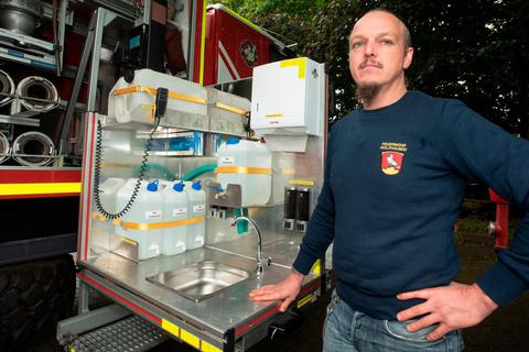 Tobias Nitsch hat für den Gerätewagen Logistik der Holzhäuser Feuerwehr ein "Hygienebord" gebaut. Es befindet sich auf einem Behindertenaufzug und kann damit einfach genutzt werden. Es ist die bislang wohl spektakulärste Erfindung des Gerätewarts der Holzhäuser Feuerwehr.  Foto: Mark Adel 