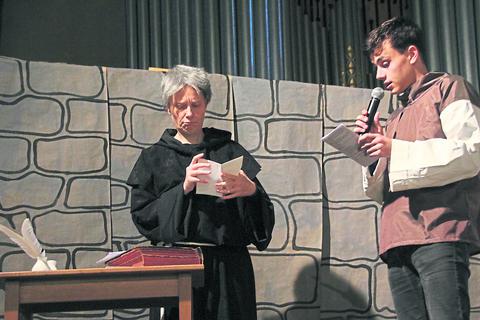 Martin Luther erhält den Brief der Nonnen, die ihn darum bitten, sie aus dem Kloster zu befreien. Zusammen mit seinem Boten Leonard schmiedet er einen Plan. 