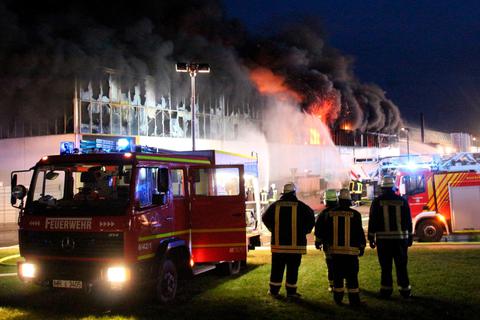 Rund 140 Feuerwehrleute bekämpften den Brand in Friedensdorf. Foto: Sascha Valentin 