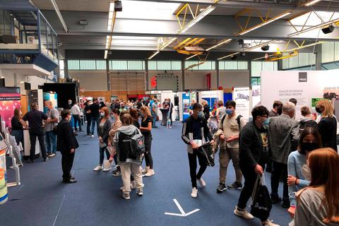Viel zu sehen und zu erfahren gibt es auf der Ausbildungs- und Studienmesse in der Hinterlandhalle in Dautphe. Foto: Markus Engelhardt 