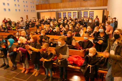 Stilecht gekleidet befassen sich die Kinder am Reformationstag beim Lutherfest - hier 2021 in Friedensdorf - mit einer Episode aus dem Leben Luthers. Die Evangelische Jugend im Dekanat lädt dazu nach Dautphe ein. © Klaus Kordesch/eöa