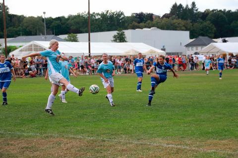 Überlegen: Die Legenden des Frauenfußballs in Friedensdorf (hellblau) besiegen die aktuelle Mannschaft mit 2:1. Foto: Sascha Valentin 
