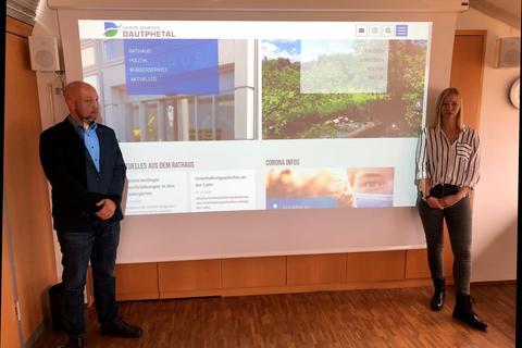 Michael Sattler und Sabrina Schäfer präsentieren den neuen Online-Auftritt der Gemeinde Dautphetal, der auf eine Mischung aus Bürger-Service und Hinweisen auf Freizeitangebote setzt.  Foto: Markus Engelhardt 