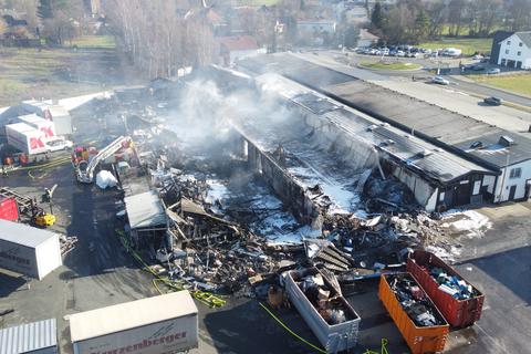 In Friedensdorf kokelt es weiter nach dem Brand einer Fabrikhalle. Die Feuerwehr sucht mit großem Gerät nach Glutnestern.