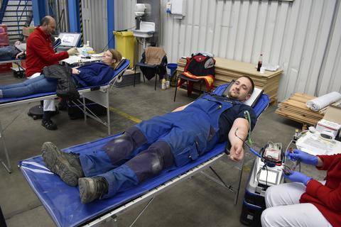 Blut spenden und anderen helfen: Das möchten die Mitarbeiter von Elkamet, die sich hier Blut "abzapfen" lassen.