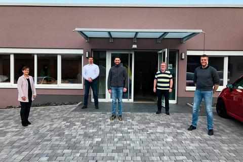 Christine Vielhauer (v.l.), Alexander Kramer, Ortsvorsteher Tim Scheckel, Harald Jacobi und Tim Janßen sind der neue Ortsbeirat von Holzhausen.  Foto: Markus Engelhardt 