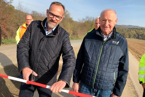 Bürgermeister Marco Schmidtke (l.) und Ortsvorsteher Andreas Feußner geben den Radweg frei. © Markus Engelhardt