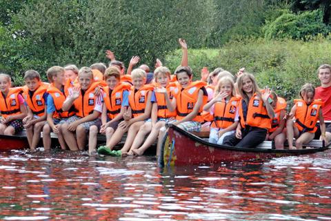 Die DLRG Ortsgruppe Buchenau gehört zum festen Bestandteil der Dautphetaler Ferienspiele. Seit über 30 Jahren bieten die Ehrenamtlichen ein Kanuwochenende an, auf und in der Lahn an.