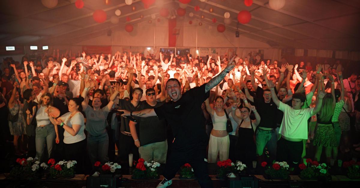 Beim-Backland-Festival-in-Holzhausen-feiert-die-Menge