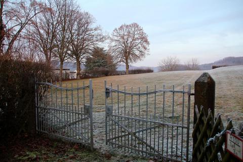 Der "Alte Friedhof" im Dautphetaler Ortsteil Friedensdorf liegt brach. Die Bürger sollen Vorschläge äußern, was mit dem Gelände geschehen soll.   Foto: Sascha Valentin 