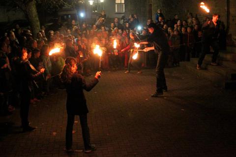 Der Feuerspucker ist wieder mit dabei beim Lutherfest am Reformationstag.  Foto: Klaus Kordesch/eöa 