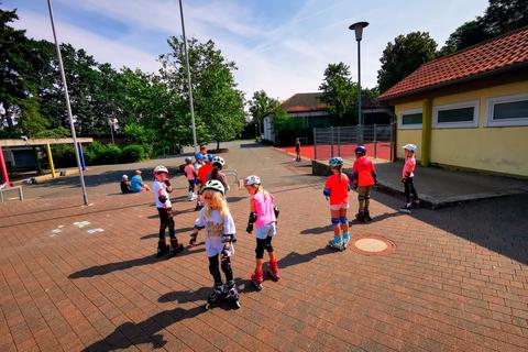 Auch mit Inlinern beweisen die Kinder während der Dautphetaler Ferienspiele ihr Geschick. Foto: Gemeinde Dautphetal 