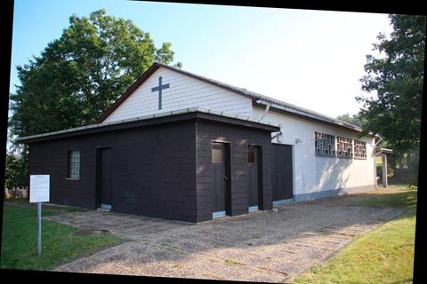 An der Friedhofskapelle in Hommertshausen liegt einiges im Argen. Der Ortsbeirat wünscht sich unter anderem neue Fenster und Türen. Foto: Sascha Valentin 