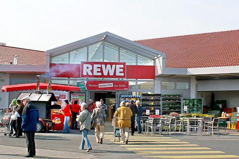 Vor 14 Jahren wurde der Rewe-Markt in Dautphe eröffnet. Nun soll er abgerissen und neu gebaut werden - allerdings deutlich später als ursprünglich vorgesehen. In diesem Jahr wird es nichts mehr.  Archivfoto: Mirjam Bleck 