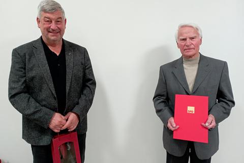 Joachim Ciliox ehrt Manfred Mootz für 50 Jahre Mitgliedschaft in der SPD. Foto: Sascha Valentin 