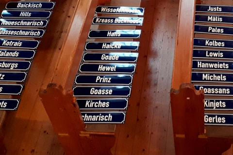 80 Schilder mit alten Hausnamen hat der Heimat- und Verschönerungsverein Friedensdorf herstellen lassen. Sie sollen auch ohne Dorfjubiläum an den Häusern angebracht werden. Foto: Sascha Valentin 