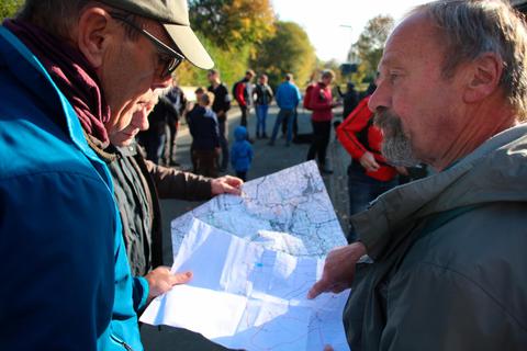 Uwe Wohnrade (links) und Kurt Werner knobeln noch den Weg der Grenzwanderung aus. Denn der exakte Grenzverlauf wäre für einige Teilnehmer zu steil und matschig. Foto: Sascha Valentin 