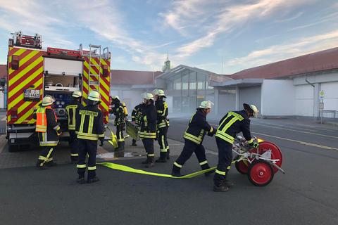 Großeinsatz in Dautphe: Die Feuerwehren der Gemeinde Dautphetal proben am Dienstagabend den Ernstfall am Rewe-Markt. Rund 75 Einsatzkräfte sind vor Ort. Foto: Markus Engelhardt
