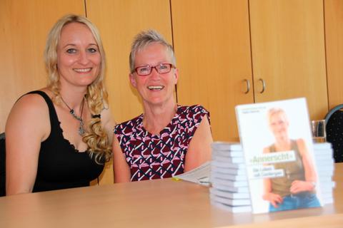 Regina Käsmayr (l.) und Gunhild Krämer-Kornja haben in Buchenau aus ihrem Buch "Annerscht" gelesen.  Foto: Sascha Valentin 