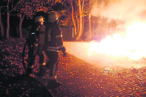 Die Friedensdorfer Feuerwehr löscht den Brand an der Mittelpunktschule.  Foto: Feuerwehr Friedensdorf