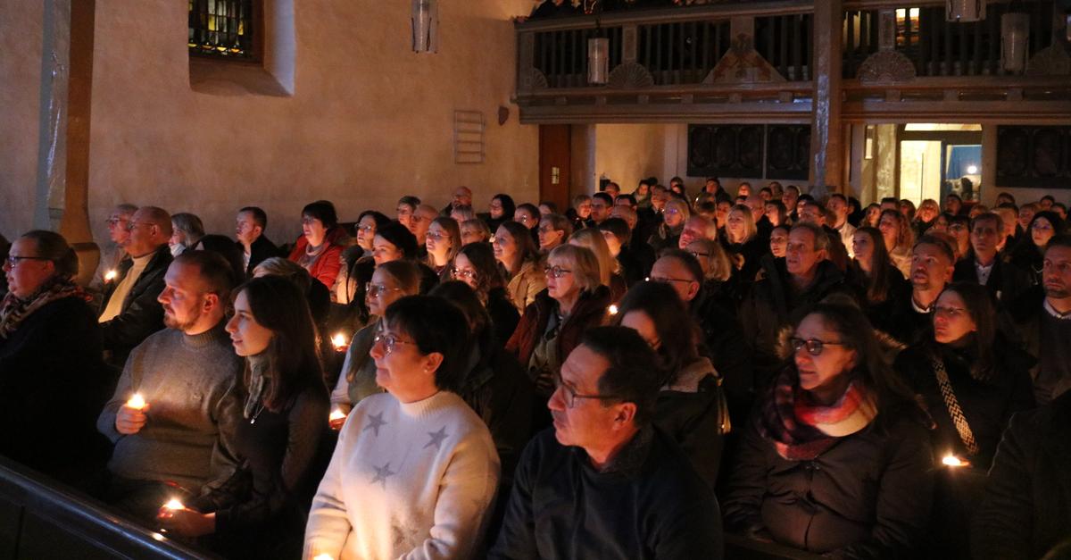 Hunderte-nehmen-an-Christmette-in-Dautphetal-teil