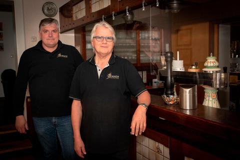 Patrick (links) und Karl-Hermann Werner leiten den Catering-Betrieb Werner in Mornshausen. Dazu gehören auch ein Hotel und eine Gaststätte in Mornshausen.  Foto: Mark Adel 