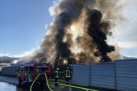 Bei einem Großbrand in Friedensdorf sind am Montag, 6. Februar 2023, rudn 200 Feuerwehrleute im Einsatz. Eine Halle brennt ab, ein Mann wird leicht verletzt.
