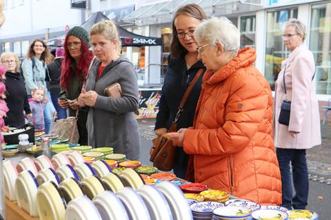 Darf es dekorative Keramik sein? Die Besucher des Gladenbacher Brunnenmarktes genießen das Einkaufserlebnis an den Ständen in den Straßen und in den Geschäften. 