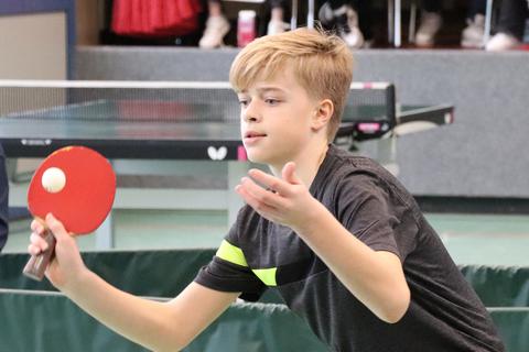 Auf Punktejagd für die Gastgeber: Bastian und das Team der Adolph-Diesterweg-Schule gehen beim Tischtennis-Regionalentscheid als Außenseiter an den Start.