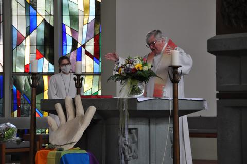 Der katholische Pfarrer Dr. Dr. Hermann-Josef Wagener - im Foto bei einer Erstkommunion im Jahr 2022 zu sehen - wird am Sonntag, 3. Dezember, in den Ruhestand verabschiedet. 