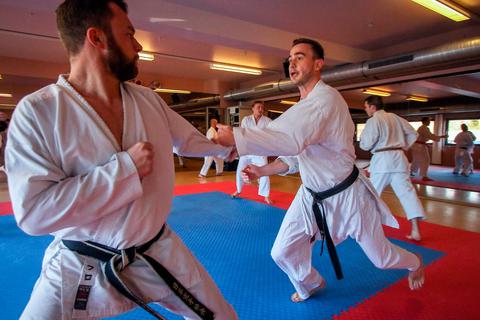 Auch Kampfsportarten, wie hier der Karatekämpfer Dustin Deißler, haben ihr Training wieder aufgenommen. Foto: Thorsten Richter 