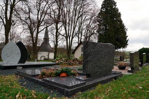 Bis jetzt konnte der alte Brauch, in nachbarschaftlicher Hilfe, das Grab für einen Verstorbenen auszuheben, durch den Einsatz vieler fleißiger Helfer in Friebertshausen aufrechterhalten werden. Foto: Peter Piplies 