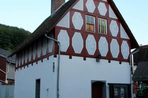 Die Fassade des Backhauses ist in den vergangenen Wochen erneuert worden. Nun soll auch der Backofen wieder reaktiviert werden. Foto: Sascha Valentin 