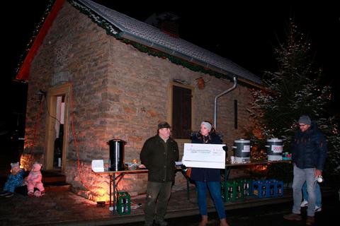 Ortsvorsteher Hans-Jürgen Schneider (l.) überreicht die Ehrenamtspauschale am Backhaus an Claudia Gross, zweite Vorsitzende des Dorfvereins. © Sascha Valentin