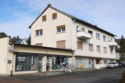 Viel Geld müsste die Stadt Gladenbach in ihr Wohn- und Geschäftshaus in der Ringstraße stecken, um es für Mieter wieder attraktiv zu machen. Ein Investor bietet nun 250.000 Euro für das Gebäude.
