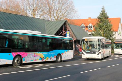 Stau am Gladenbacher Busbahnhof: Um mehr Platz für Busse zu schaffen, müsste die alte Halle abgerissen werden.  Archivfoto: Michael Tietz 