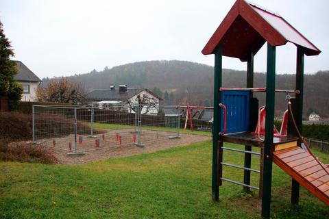 Auf dem Spielplatz auf dem Steinland sind bereits Geräte abgebaut worden, weitere befinden sich in einem schlechten Zustand. Deswegen überlegt der Ortsbeirat, beide Spielplätze im Ort zu schließen, um einen neuen zentralen anzulegen. Foto: Sascha Valentin 