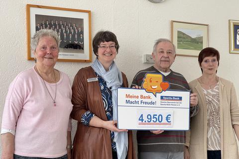 Ulrike Oberüber, Filialleiterin der Sparda-Bank Hessen in Marburg (2.v.l.) übergibt den Scheck an (v.l.) Margot Rößler, Hans-Jürgen Schmidt und Christina Schmidt vom Gesangsverein Concordia Mornshausen.