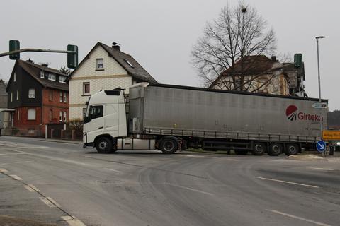 Der Kreuzungsbereich der Bundesstraßen 255 und 453 in Gladenbach ist nach wie vor eine Gefahrenstelle. Der Magistrat hat bei Hessen Mobil nachgefragt, ob die Verlegung einer Haltelinie Abhilfe schaffen könnte.