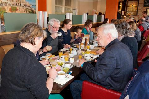 Große und kleine Gäste genossen das bio-fair-regionale Frühstück in Gladenbach.  Foto: Peter Piplies 