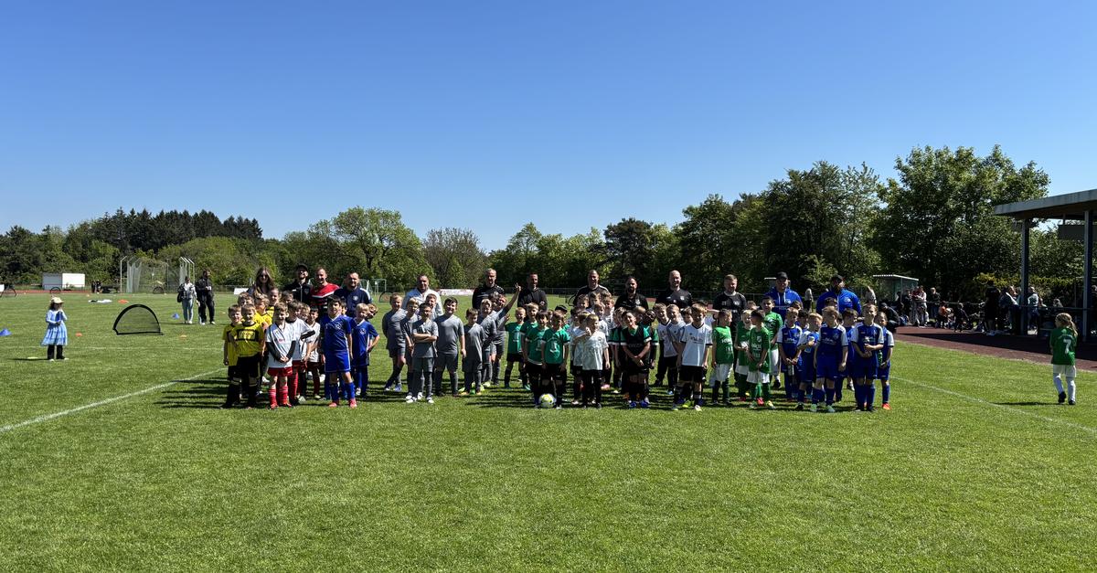 Strahlende-Kinderaugen-beim-Funino-Spielfest-in-Gladenbach