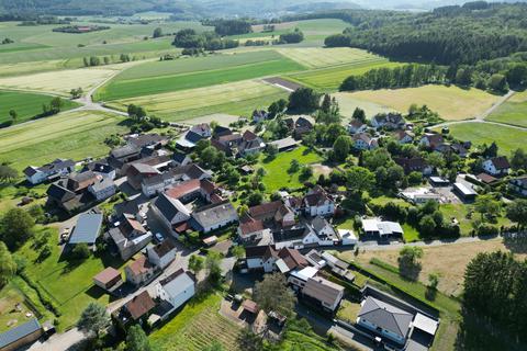 Drohnenaufnahme vom kleinsten Stadtteil Gladenbachs. In Kehlnbach leben momentan 93 Personen. Sie fühlen sich dem Ort und seiner Geschichte verbunden. 2024 feiert das Dorf sein 700. Jubiläum