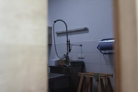Der Hygieneraum gehört zu den wichtigsten Räumen eines Bestattungsinstituts. Hier werden Leichname für eine Bestattung vorbereitet.