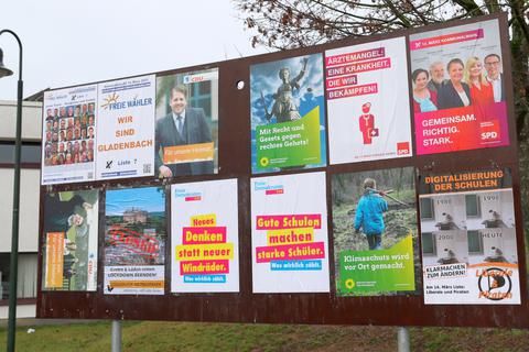 Im Gladenbacher Stadtgebiet stehen den Parteien und Wählergruppen im Vorfeld von Wahlen 22 dieser Plakatwände für Werbezwecke zur Verfügung – so wie im März 2021 bei der Kommunalwahl. Laut einem Urteil des Verwaltungsgerichts müsste die Stadt eigentlich mehr Platz für die Konterfeis und Wahlversprechen schaffen.