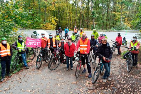 Mit 20 Radfahrern hat sich das ZukunftsForum Mitte Oktober auf den Weg von Gladenbach nach Dautphetal gemacht, um auf die schlechte Radwegeverbindung zwischen den Kommunen aufmerksam zu machen.