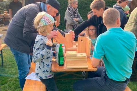 Am Vereinshaus der Vogelschutzgruppe bauen Kinder mit Eltern und Großeltern Nistkästen. © Förderverein für Kinder in Mornshausen
