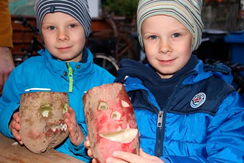 Arne und Ole präsentieren stolz ihre beiden Dickwurzteufel. Jetzt warten sie darauf, dass es dunkel wird und die Gesichter schön schaurig leuchten. © Sascha Valentin