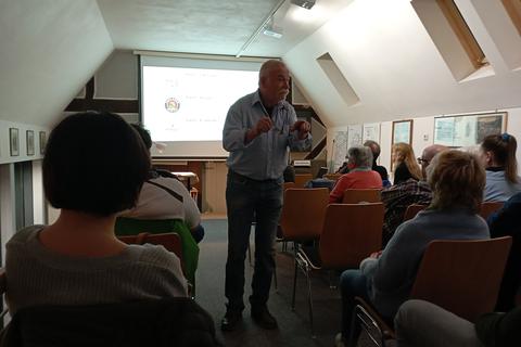 Jochen Becker sucht in seinem Vortrag nach Gründen für das Kneipensterben, von dem nicht nur das Hinterland, sondern ganz Westeuropa betroffen ist.