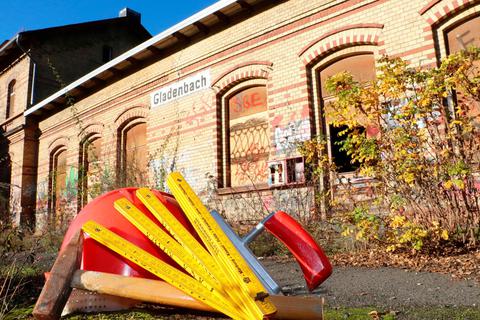 Bauen wird die Stadt Gladenbach am alten Bahnhof erst einmal nicht. Die Kindergarten-Pläne für das denkmalgeschützte Gebäude sind vom Tisch, nun soll das ehemalige Bahngelände verkauft werden. © Michael Tietz
